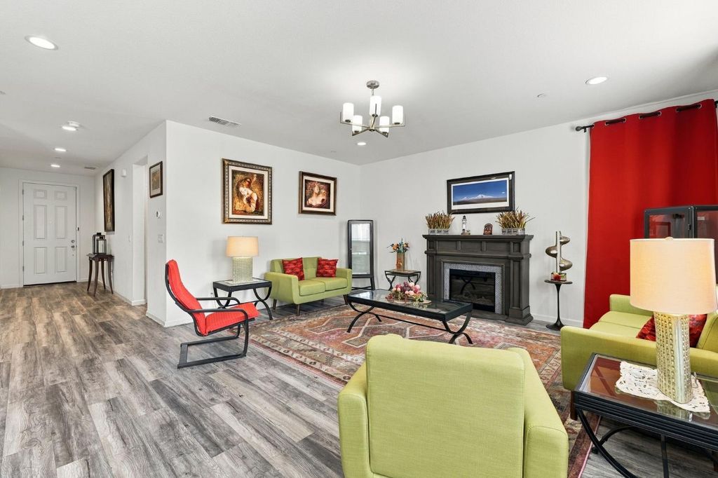 Image 11 of property listing at 7099 N Shiraz Avenue, Fresno, CA 93722