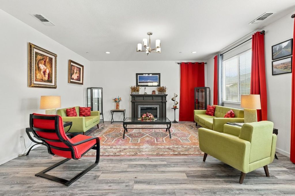 Image 12 of property listing at 7099 N Shiraz Avenue, Fresno, CA 93722