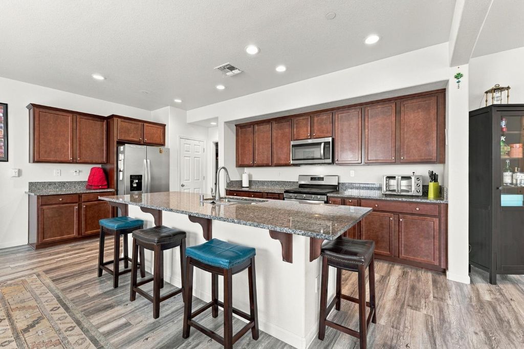 Image 2 of property listing at 7099 N Shiraz Avenue, Fresno, CA 93722