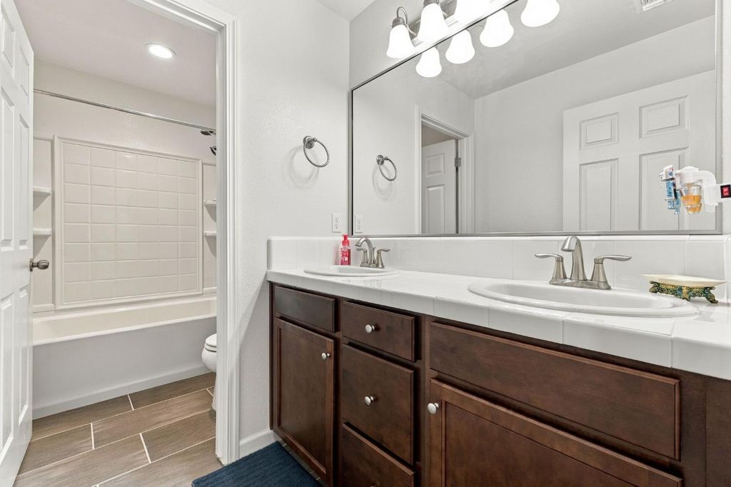 Image 23 of property listing at 7099 N Shiraz Avenue, Fresno, CA 93722
