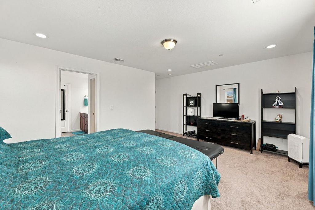 Image 28 of property listing at 7099 N Shiraz Avenue, Fresno, CA 93722