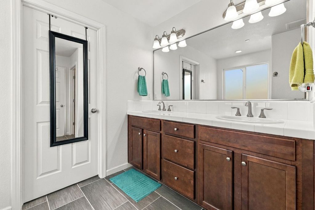 Image 29 of property listing at 7099 N Shiraz Avenue, Fresno, CA 93722