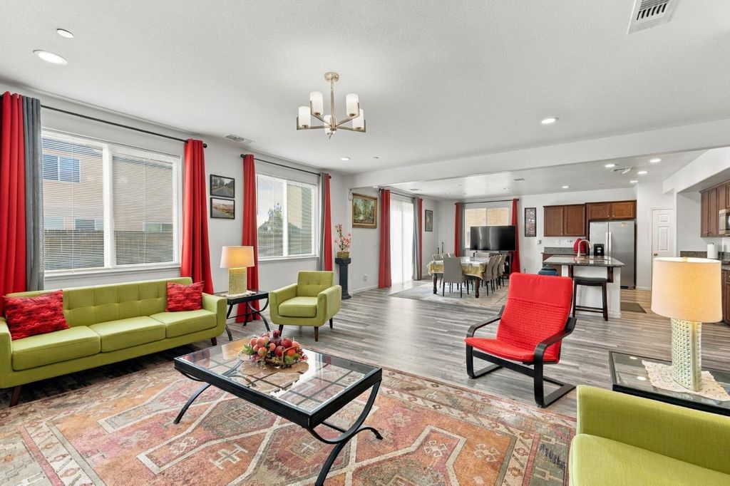 Image 3 of property listing at 7099 N Shiraz Avenue, Fresno, CA 93722