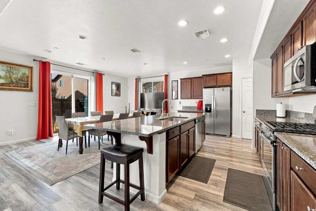Image 4 of property listing at 7099 N Shiraz Avenue, Fresno, CA 93722