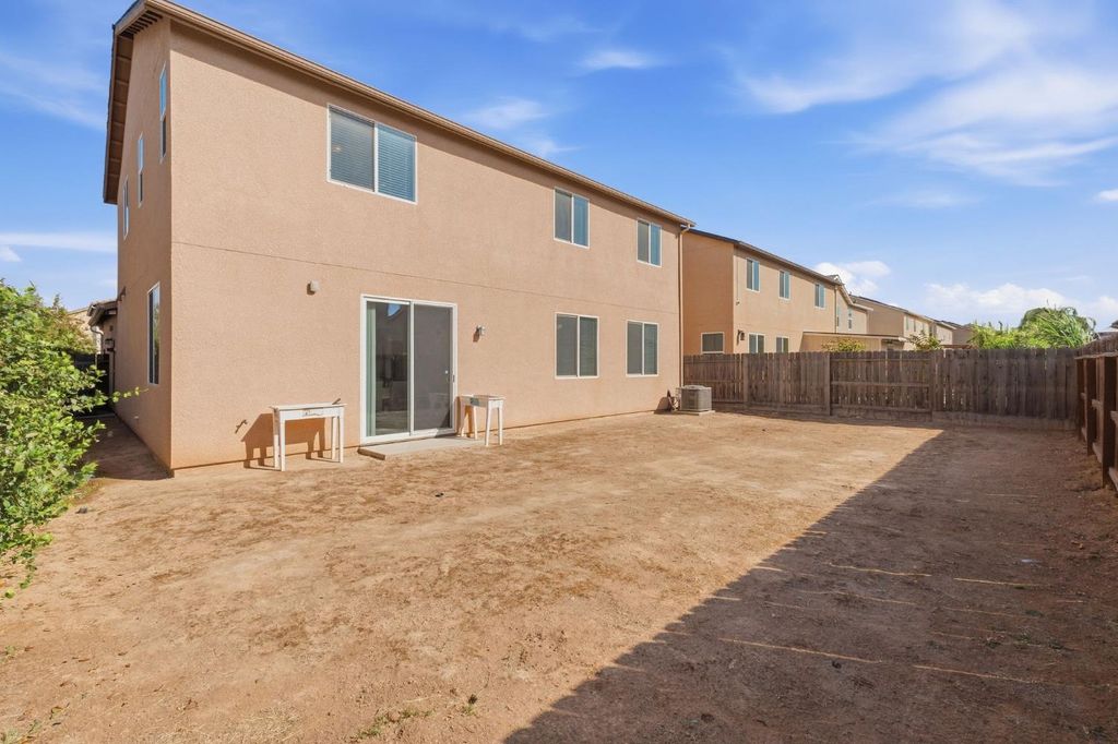 Image 5 of property listing at 7099 N Shiraz Avenue, Fresno, CA 93722