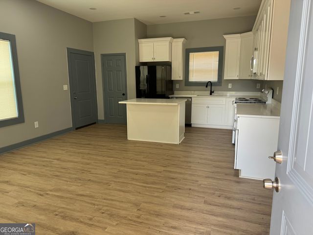 1555 W Poplar Street, Griffin, GA 30224