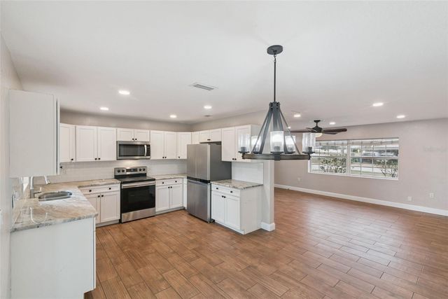 520 W CHARLOTTE AVENUE, Eustis, FL 32726