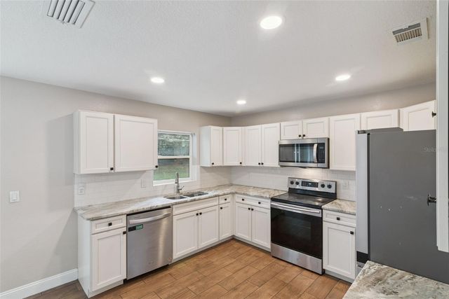 520 W CHARLOTTE AVENUE, Eustis, FL 32726