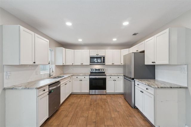 520 W CHARLOTTE AVENUE, Eustis, FL 32726