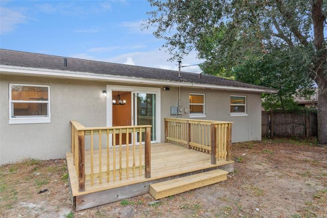 520 W CHARLOTTE AVENUE, Eustis, FL 32726