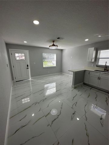 7813 LAKESHORE DRIVE A, Tampa, FL 33604