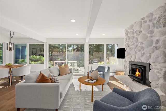 1305 Kings Place NW, Bainbridge Island, WA 98110