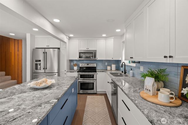 1305 Kings Place NW, Bainbridge Island, WA 98110