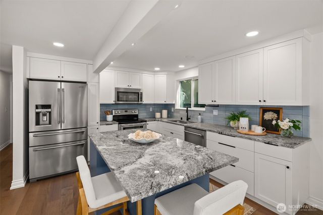 1305 Kings Place NW, Bainbridge Island, WA 98110