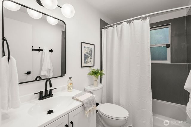 1305 Kings Place NW, Bainbridge Island, WA 98110