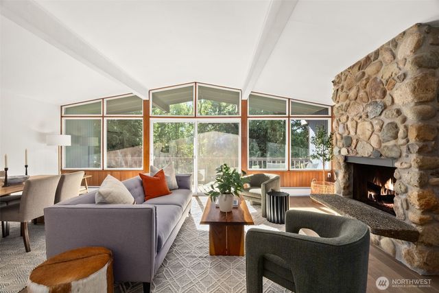1305 Kings Place NW, Bainbridge Island, WA 98110