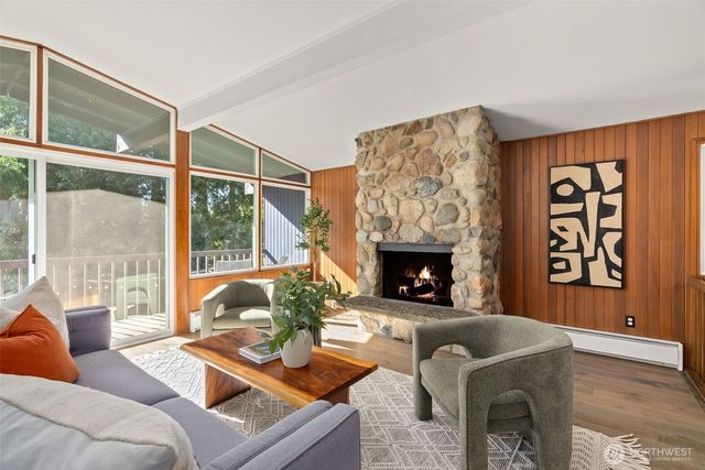 1305 Kings Place NW, Bainbridge Island, WA 98110