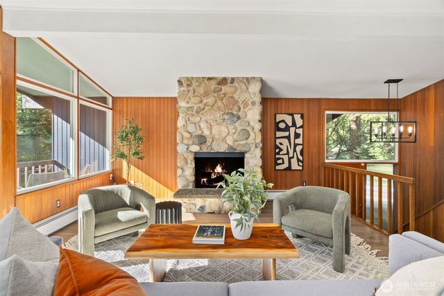 1305 Kings Place NW, Bainbridge Island, WA 98110