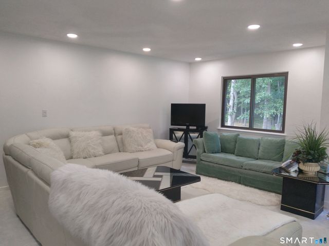 943 High Path Road 943, Windsor, CT 06095