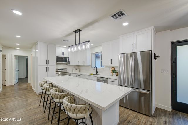 5330 N 18TH Street, Phoenix, AZ 85016