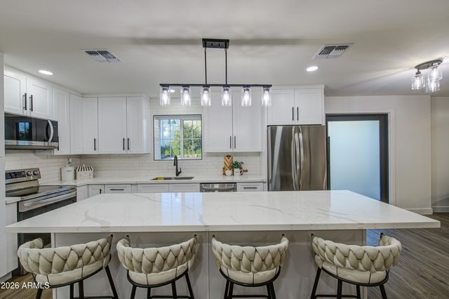 5330 N 18TH Street, Phoenix, AZ 85016