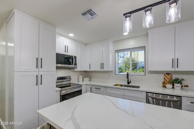 5330 N 18TH Street, Phoenix, AZ 85016