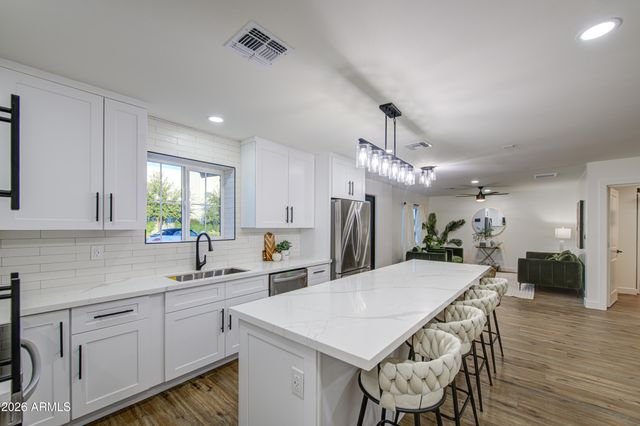 5330 N 18TH Street, Phoenix, AZ 85016