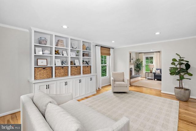 811 FOLLIN FARM LN, Great Falls, VA 22066