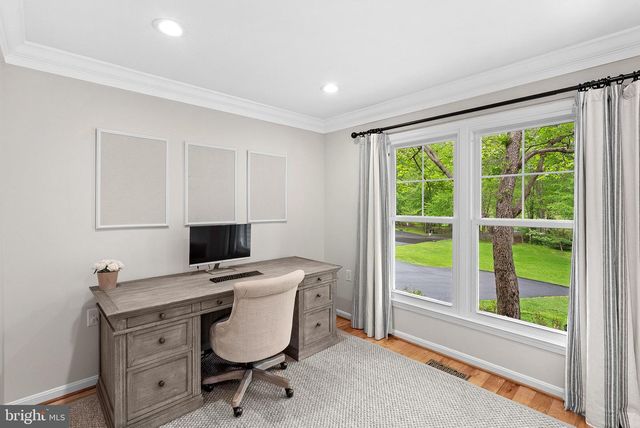811 FOLLIN FARM LN, Great Falls, VA 22066