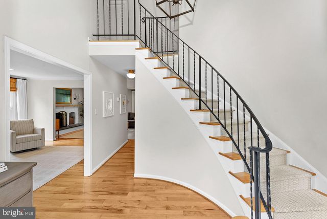 811 FOLLIN FARM LN, Great Falls, VA 22066