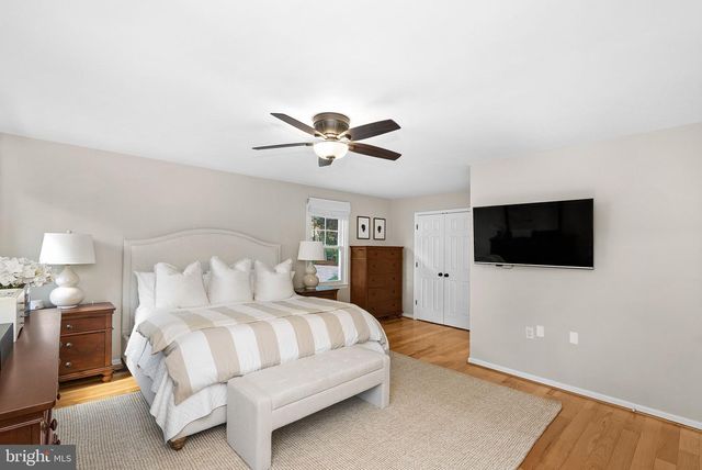 811 FOLLIN FARM LN, Great Falls, VA 22066