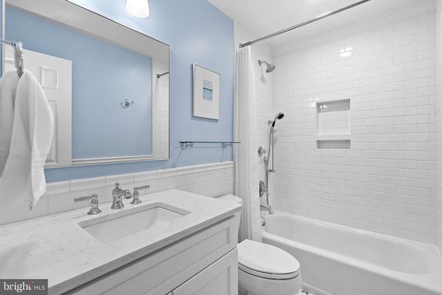 811 FOLLIN FARM LN, Great Falls, VA 22066