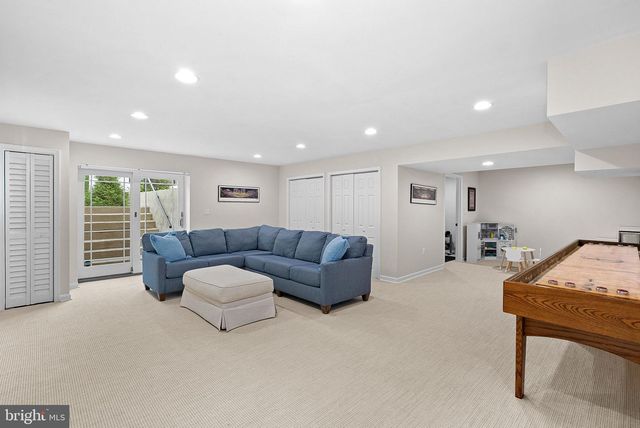 811 FOLLIN FARM LN, Great Falls, VA 22066