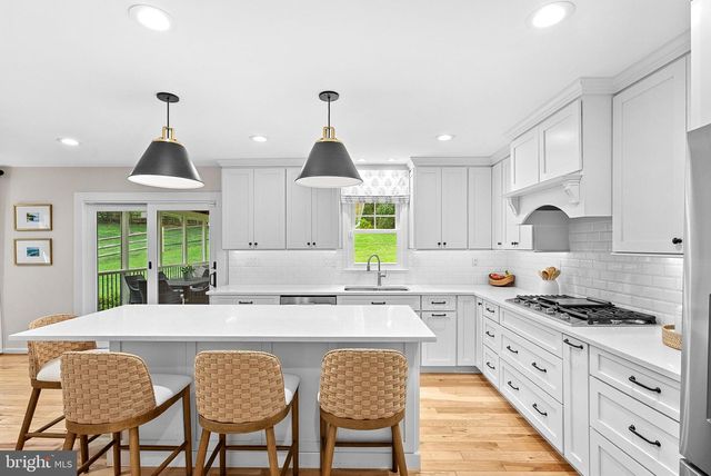 811 FOLLIN FARM LN, Great Falls, VA 22066