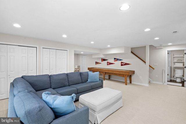 811 FOLLIN FARM LN, Great Falls, VA 22066