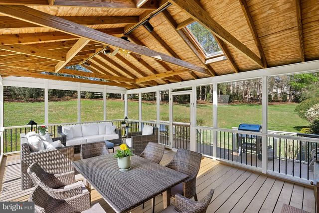 811 FOLLIN FARM LN, Great Falls, VA 22066