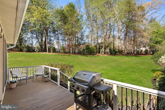 811 FOLLIN FARM LN, Great Falls, VA 22066