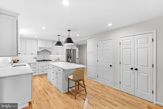 811 FOLLIN FARM LN, Great Falls, VA 22066