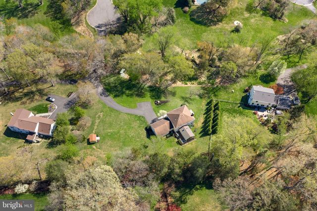 811 FOLLIN FARM LN, Great Falls, VA 22066