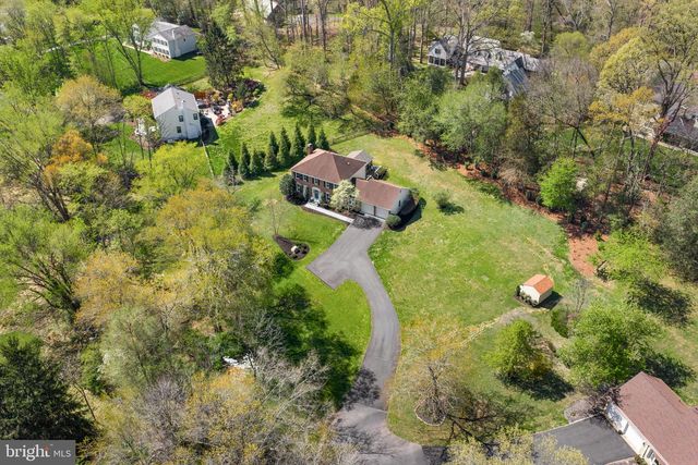811 FOLLIN FARM LN, Great Falls, VA 22066