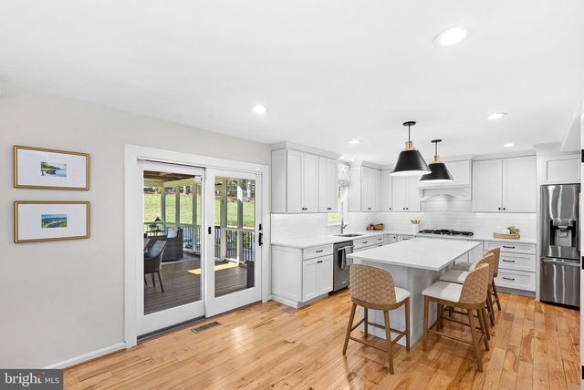 811 FOLLIN FARM LN, Great Falls, VA 22066