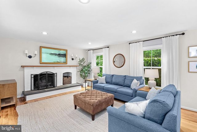 811 FOLLIN FARM LN, Great Falls, VA 22066