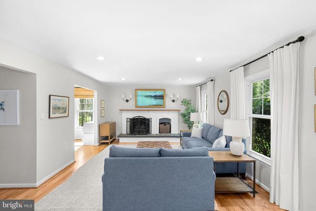 811 FOLLIN FARM LN, Great Falls, VA 22066