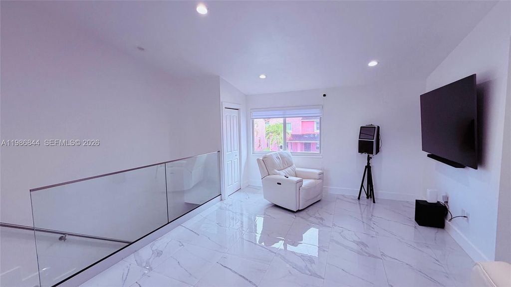 8033 Lake Dr 203, Doral, FL 33166