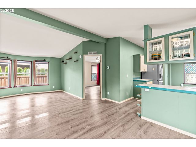 977 ISLAND St, Springfield, OR 97477