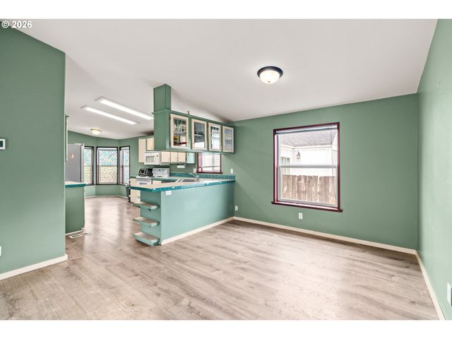 977 ISLAND St, Springfield, OR 97477