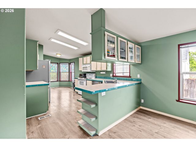 977 ISLAND St, Springfield, OR 97477