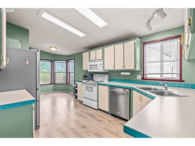977 ISLAND St, Springfield, OR 97477