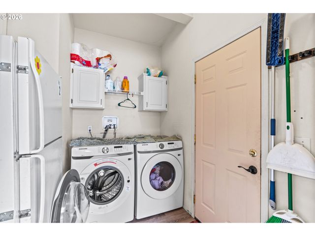 977 ISLAND St, Springfield, OR 97477