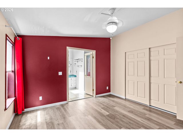 977 ISLAND St, Springfield, OR 97477